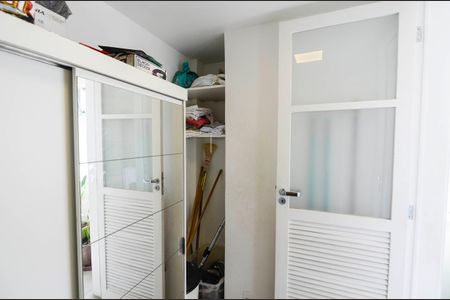 Apartamento à venda com 130m², 3 quartos e 2 vagas Apartamento à venda com 130m², 3 quartos e 2 vagasQuarto de Serviço