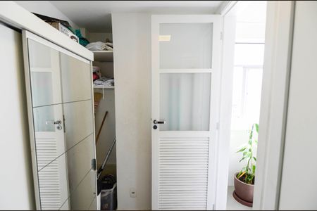 Apartamento à venda com 130m², 3 quartos e 2 vagas Apartamento à venda com 130m², 3 quartos e 2 vagasQuarto de Serviço