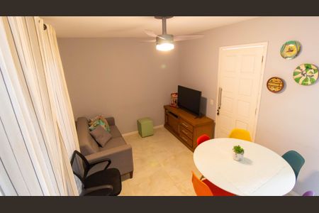 Sala de casa de condomínio à venda com 2 quartos, 66m² em Maria Paula, Niterói