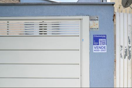 Casa à venda com 197m², 3 quartos e 4 vagas Casa à venda com 197m², 3 quartos e 4 vagasFachada + Placa