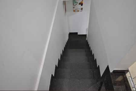 Casa de condomínio à venda com 75m², 2 quartos e 2 vagasEscada