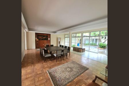 Casa à venda com 5 quartos, 750m² em Vila Nova Conceição, São Paulo