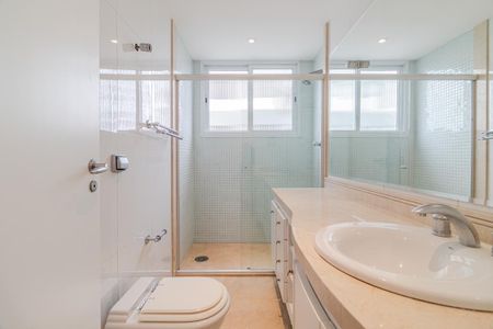 Apartamento à venda com 641m², 4 quartos e 4 vagasBanheiro da Suíte 2