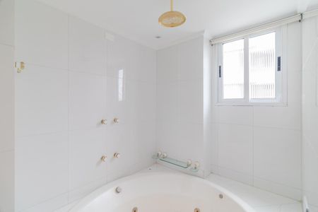 Apartamento à venda com 641m², 4 quartos e 4 vagasBanheiro da Suíte 5