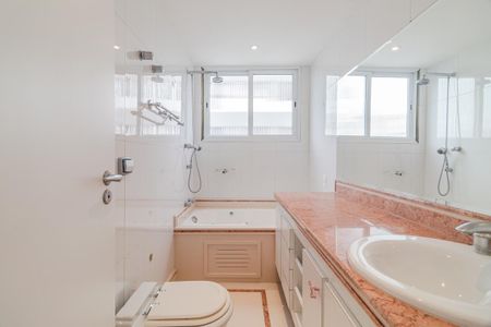 Apartamento à venda com 641m², 4 quartos e 4 vagasBanheiro da Suíte 3