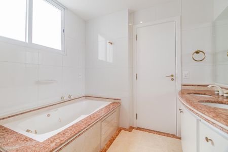 Apartamento à venda com 641m², 4 quartos e 4 vagasBanheiro da Suíte 4