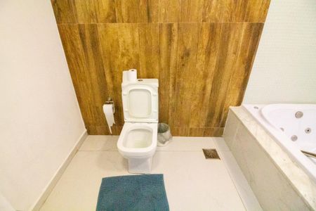 Casa à venda com 340m², 5 quartos e 6 vagasBanheiro da Suíte 5