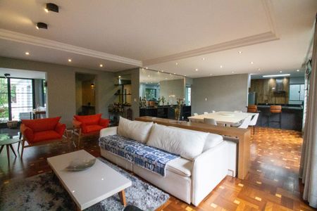 Casa à venda com 340m², 5 quartos e 6 vagasSala