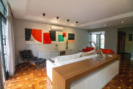 Casa à venda com 340m², 5 quartos e 6 vagasSala