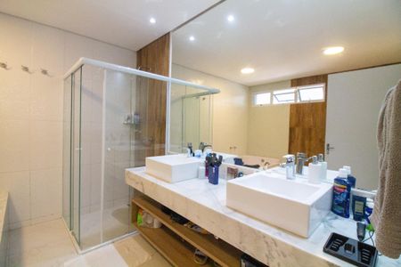 Casa à venda com 340m², 5 quartos e 6 vagasBanheiro da Suíte 5