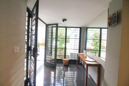 Casa à venda com 340m², 5 quartos e 6 vagasCorredor
