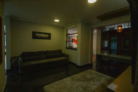 Casa à venda com 340m², 5 quartos e 6 vagasSala de TV