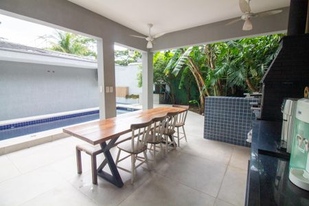 Casa à venda com 340m², 5 quartos e 6 vagasChurrasqueira