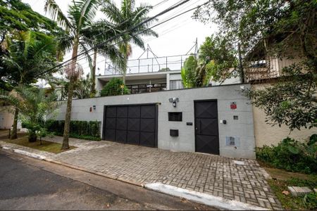 Casa à venda com 340m², 5 quartos e 6 vagasFachada