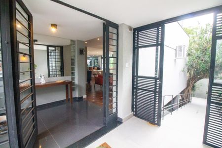 Casa à venda com 340m², 5 quartos e 6 vagasCorredor