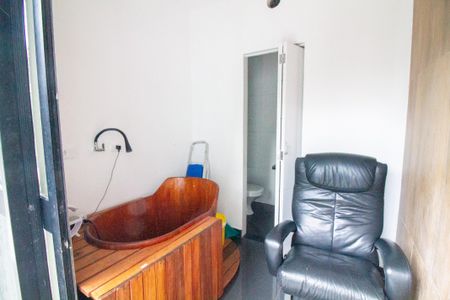 Casa à venda com 340m², 5 quartos e 6 vagasBanheiro de Serviço