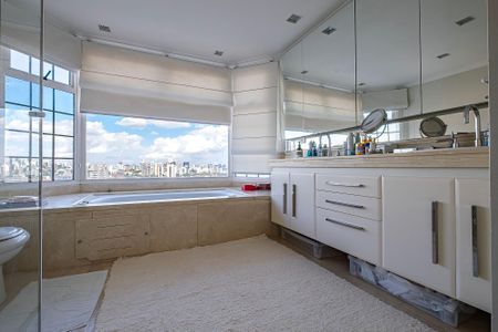 Apartamento à venda com 555m², 7 quartos e 6 vagas Apartamento à venda com 555m², 7 quartos e 6 vagasBanheiro da Suíte 1