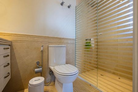 Apartamento à venda com 555m², 7 quartos e 6 vagas Apartamento à venda com 555m², 7 quartos e 6 vagasBanheiro da Suíte 2