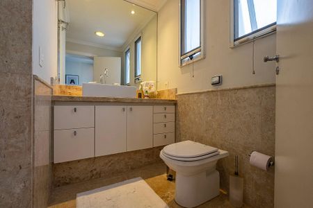 Apartamento à venda com 555m², 7 quartos e 6 vagas Apartamento à venda com 555m², 7 quartos e 6 vagasBanheiro da Suíte 4