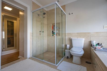 Apartamento à venda com 555m², 7 quartos e 6 vagas Apartamento à venda com 555m², 7 quartos e 6 vagasBanheiro da Suíte 1