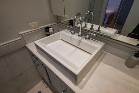 Apartamento à venda com 555m², 7 quartos e 6 vagas Apartamento à venda com 555m², 7 quartos e 6 vagasBanheiro da Suíte 3