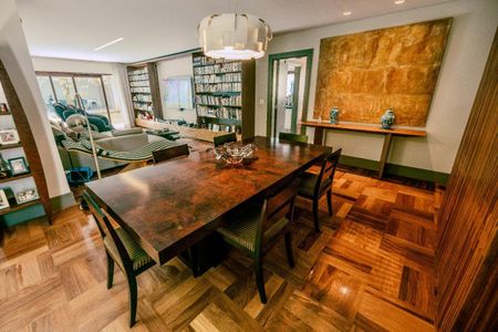 Casa à venda com 373m², 4 quartos e 4 vagas