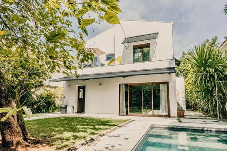 Casa à venda com 373m², 4 quartos e 4 vagas