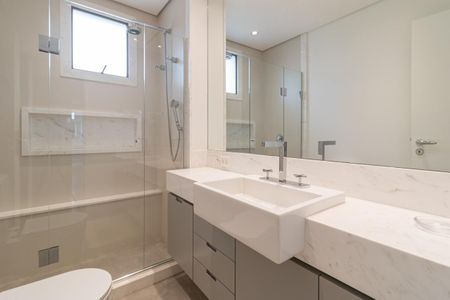 Apartamento à venda com 384m², 3 quartos e 4 vagas Apartamento à venda com 384m², 3 quartos e 4 vagasBanheiro da Suíte 2