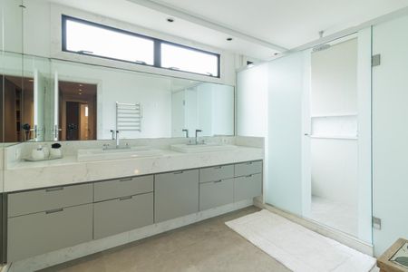Apartamento à venda com 384m², 3 quartos e 4 vagas Apartamento à venda com 384m², 3 quartos e 4 vagasBanheiro 1 da Suíte 1