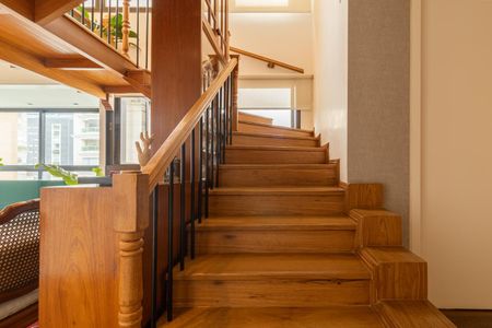 Apartamento à venda com 384m², 3 quartos e 4 vagas Apartamento à venda com 384m², 3 quartos e 4 vagasEscada