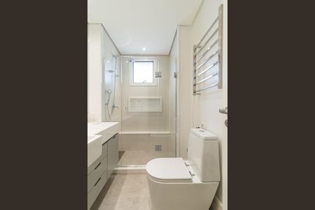 Apartamento à venda com 384m², 3 quartos e 4 vagas Apartamento à venda com 384m², 3 quartos e 4 vagasBanheiro 2 da Suíte 1