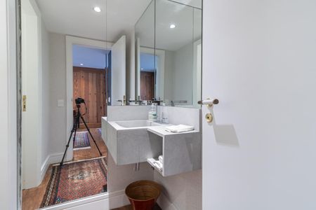 Apartamento à venda com 384m², 3 quartos e 4 vagas Apartamento à venda com 384m², 3 quartos e 4 vagasLavabo 1