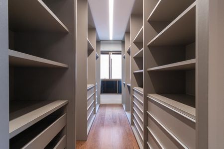 Apartamento à venda com 384m², 3 quartos e 4 vagas Apartamento à venda com 384m², 3 quartos e 4 vagasCloset 2 da Suíte 1