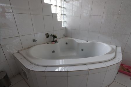 Casa à venda com 240m², 3 quartos e 4 vagasBanheiro da Suíte 2