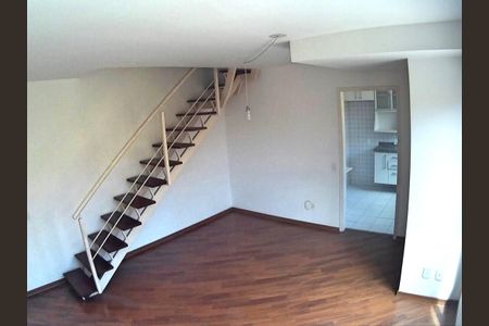 Sala de casa de condomínio à venda com 2 quartos, 109m² em Vila Anglo Brasileira, São Paulo