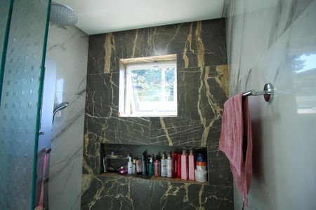 Casa à venda com 180m², 2 quartos e 2 vagasSuíte 01 Banheiro