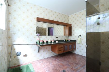 Casa à venda com 700m², 4 quartos e 5 vagasBanheiro da Suíte 2