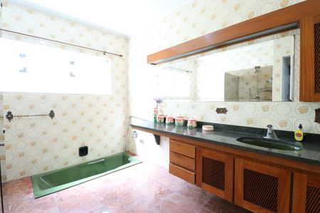 Casa à venda com 700m², 4 quartos e 5 vagasBanheiro da Suíte 2