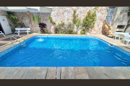 Casa à venda com 700m², 4 quartos e 5 vagasÁrea comum - Piscina