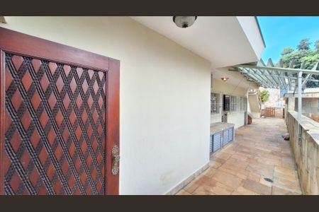 Casa à venda com 700m², 4 quartos e 5 vagasDetalhe