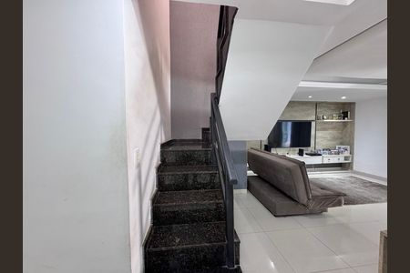 Casa de condomínio para alugar com 160m², 3 quartos e sem vaga Casa de condomínio para alugar com 160m², 3 quartos e sem vagaSala
