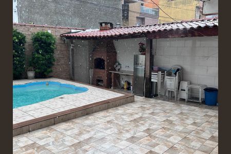 Casa à venda com 225m², 4 quartos e 3 vagas Casa à venda com 225m², 4 quartos e 3 vagasPiscina