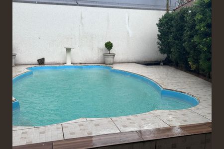 Casa à venda com 225m², 4 quartos e 3 vagas Casa à venda com 225m², 4 quartos e 3 vagasPiscina