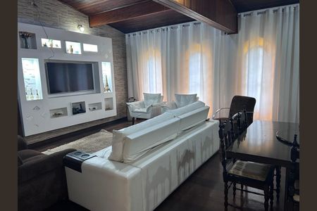 Casa à venda com 225m², 4 quartos e 3 vagas Casa à venda com 225m², 4 quartos e 3 vagasSala