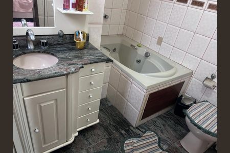 Casa à venda com 225m², 4 quartos e 3 vagas Casa à venda com 225m², 4 quartos e 3 vagasBanheiro