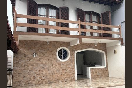 Casa à venda com 225m², 4 quartos e 3 vagas Casa à venda com 225m², 4 quartos e 3 vagasÁrea Externa