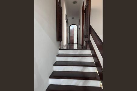 Casa à venda com 225m², 4 quartos e 3 vagas Casa à venda com 225m², 4 quartos e 3 vagasEscada