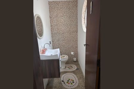 Casa à venda com 225m², 4 quartos e 3 vagas Casa à venda com 225m², 4 quartos e 3 vagasBanheiro