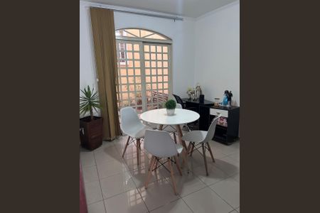 Casa à venda com 225m², 4 quartos e 3 vagas Casa à venda com 225m², 4 quartos e 3 vagasSala