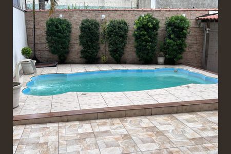 Casa à venda com 225m², 4 quartos e 3 vagas Casa à venda com 225m², 4 quartos e 3 vagasPiscina